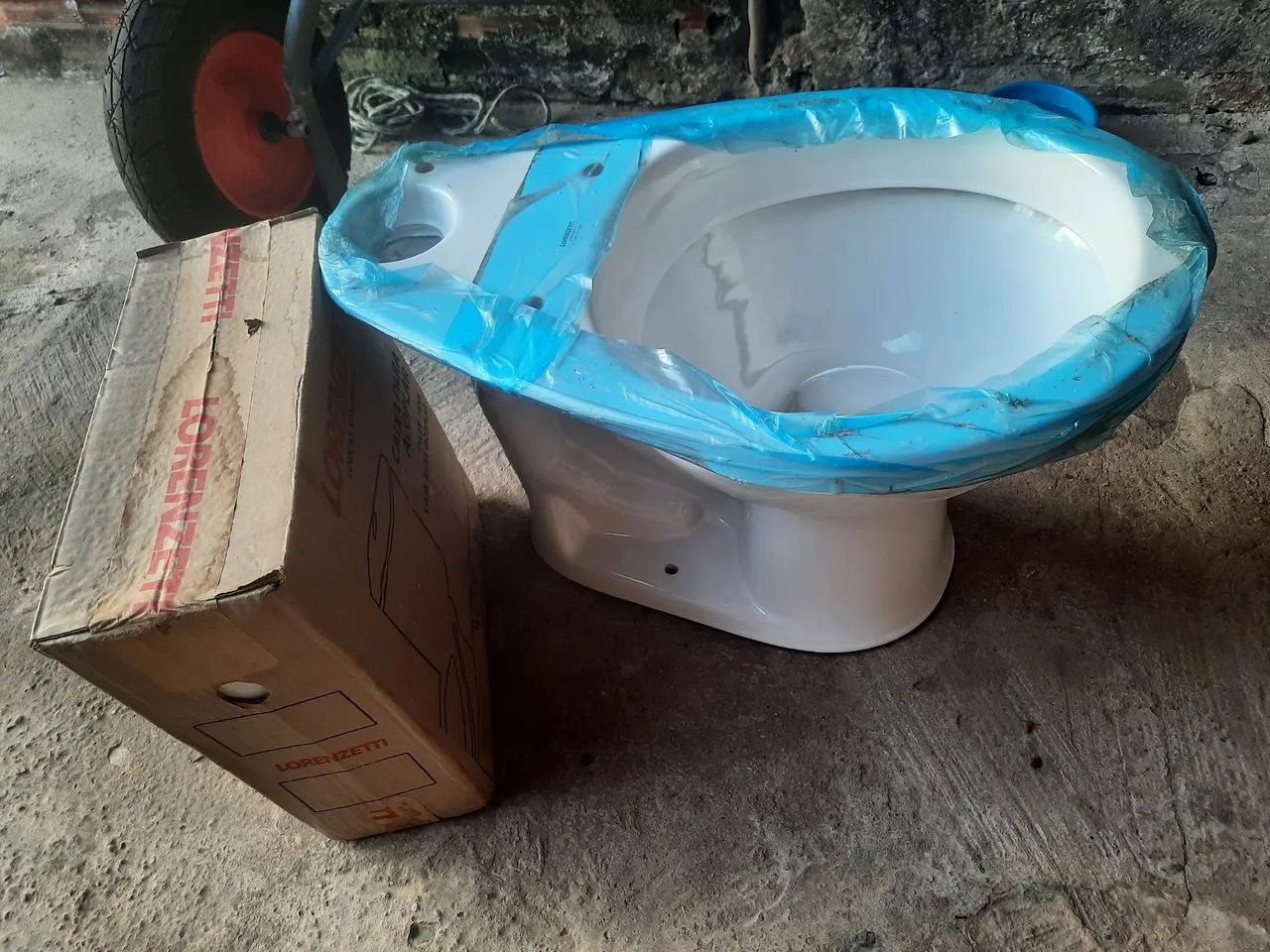 Vaso com caixa acoplada LORENZETTI sem uso.