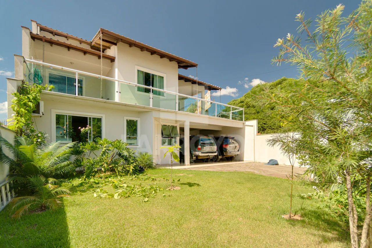 Casa à venda com dois pavimentos, piscina e edícula