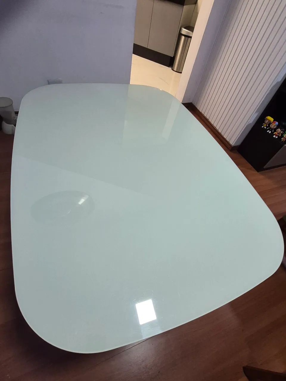 Mesa em madeira maciça com tampo de vidro e 4 cadeiras - Foto 3