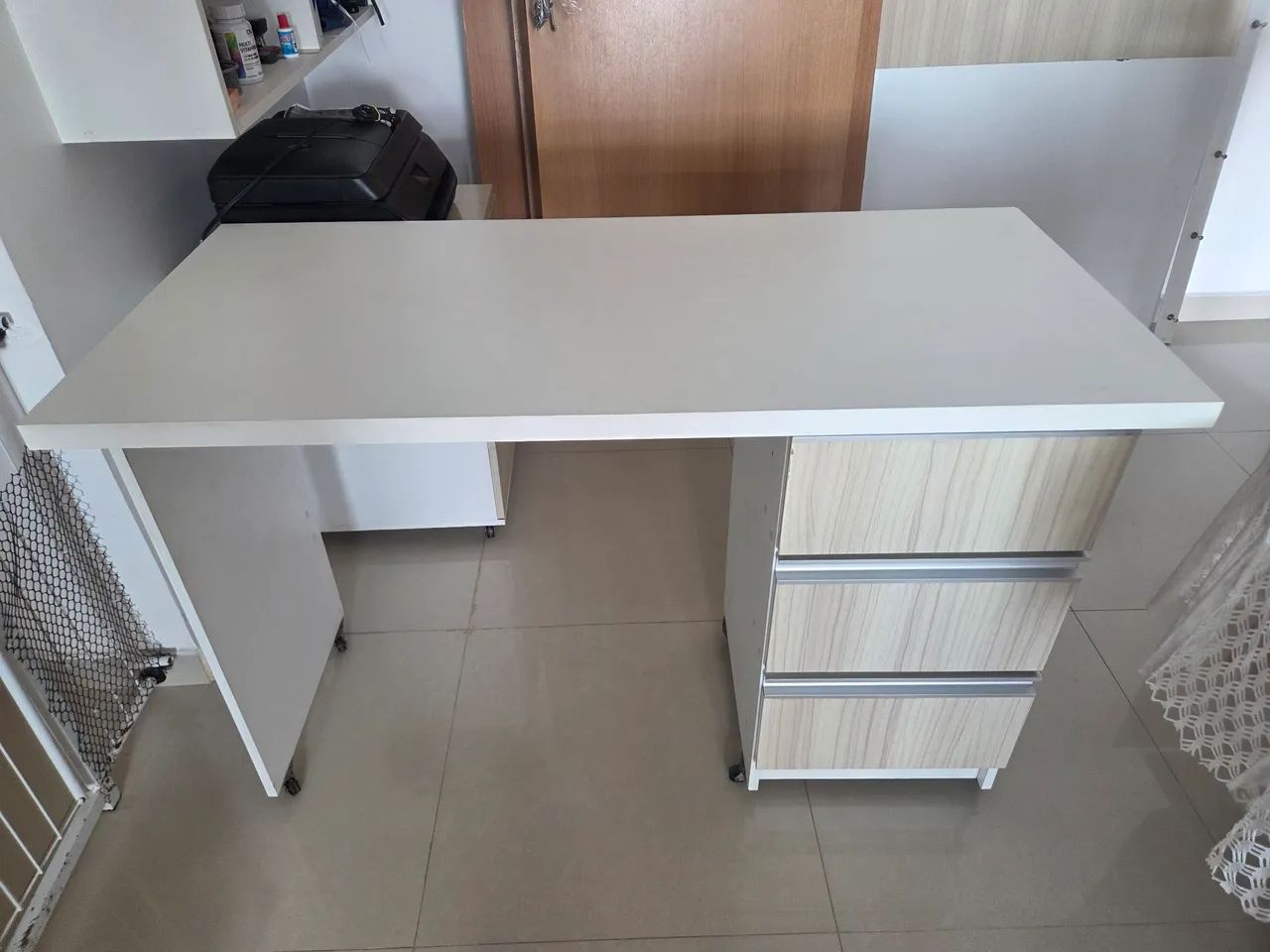Mesa de escritório com gavetas