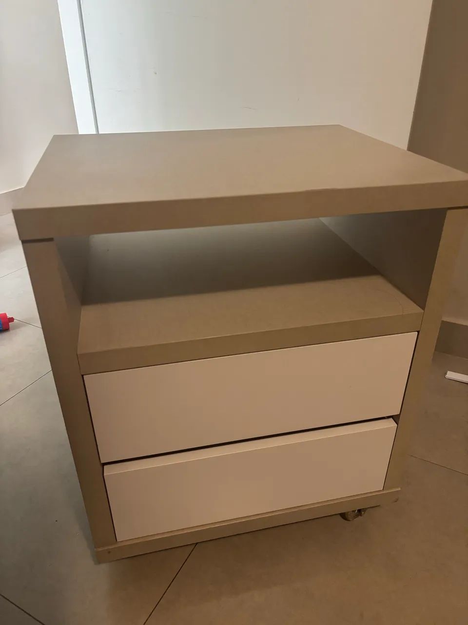 Mesa de Cabeceira com Rodinhas e 2 Gavetas - Foto 2