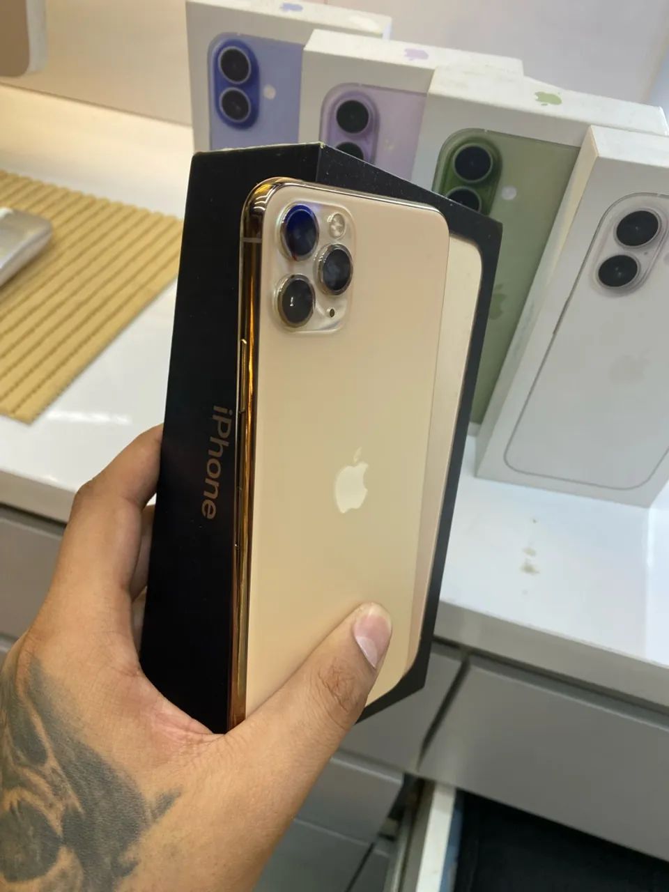 iPhone 11 Pro Max 64gb gold com caixa - Foto 2