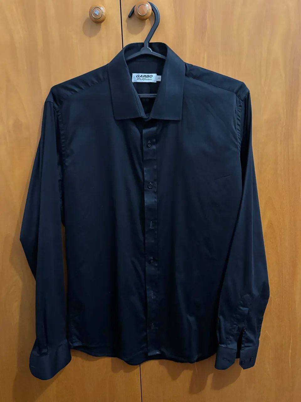 CAMISA ACETINADA PRETA GARBO - Foto 4