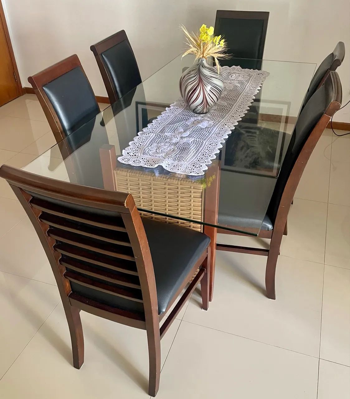 Conjunto de mesa e cadeiras em madeira 