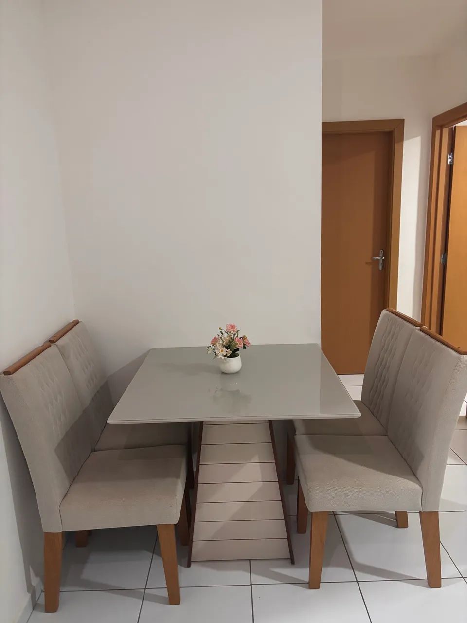 Mesa de Jantar com Tampo de Vidro + 4 Cadeiras