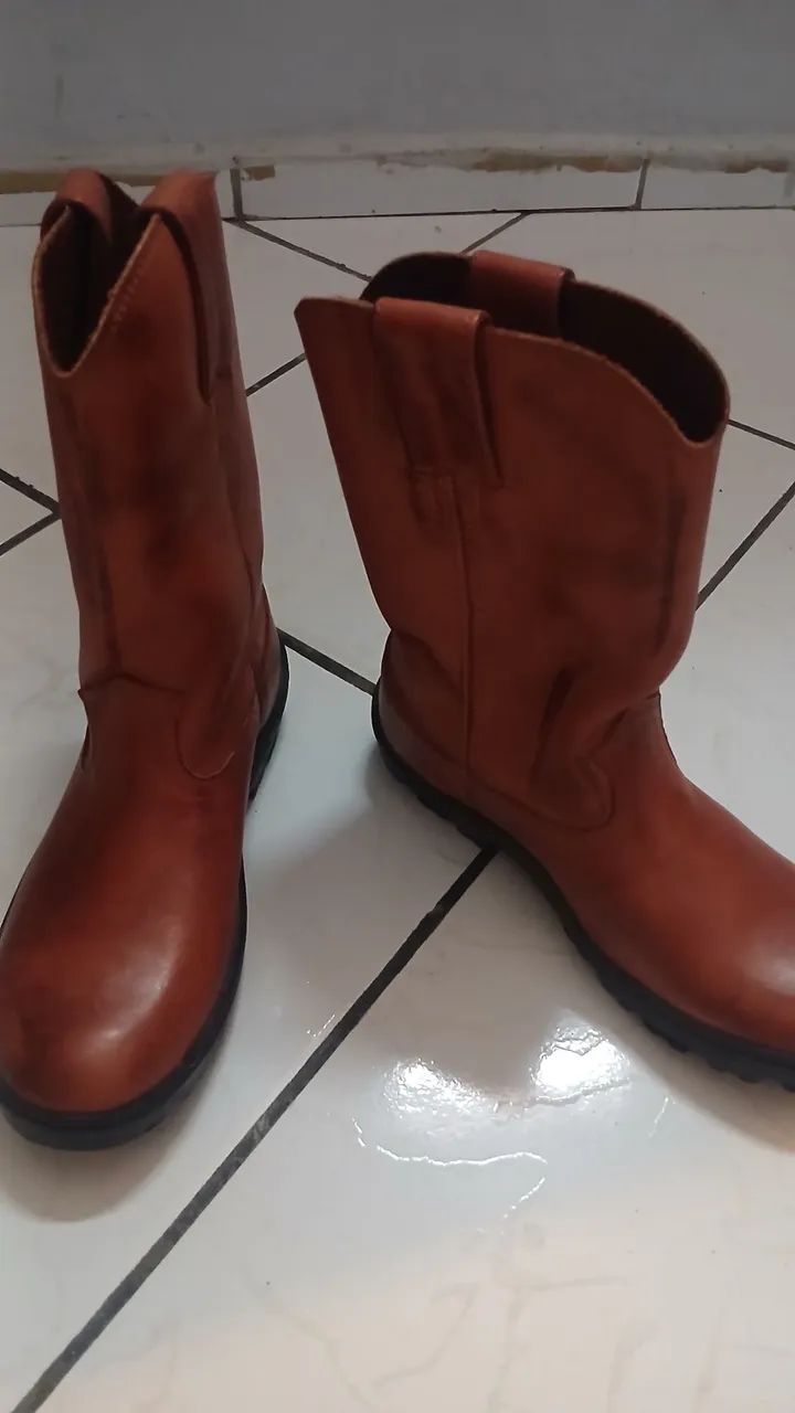 Bota Lisa em Couro Legítimo Cano Médio (Nova) - Foto 2