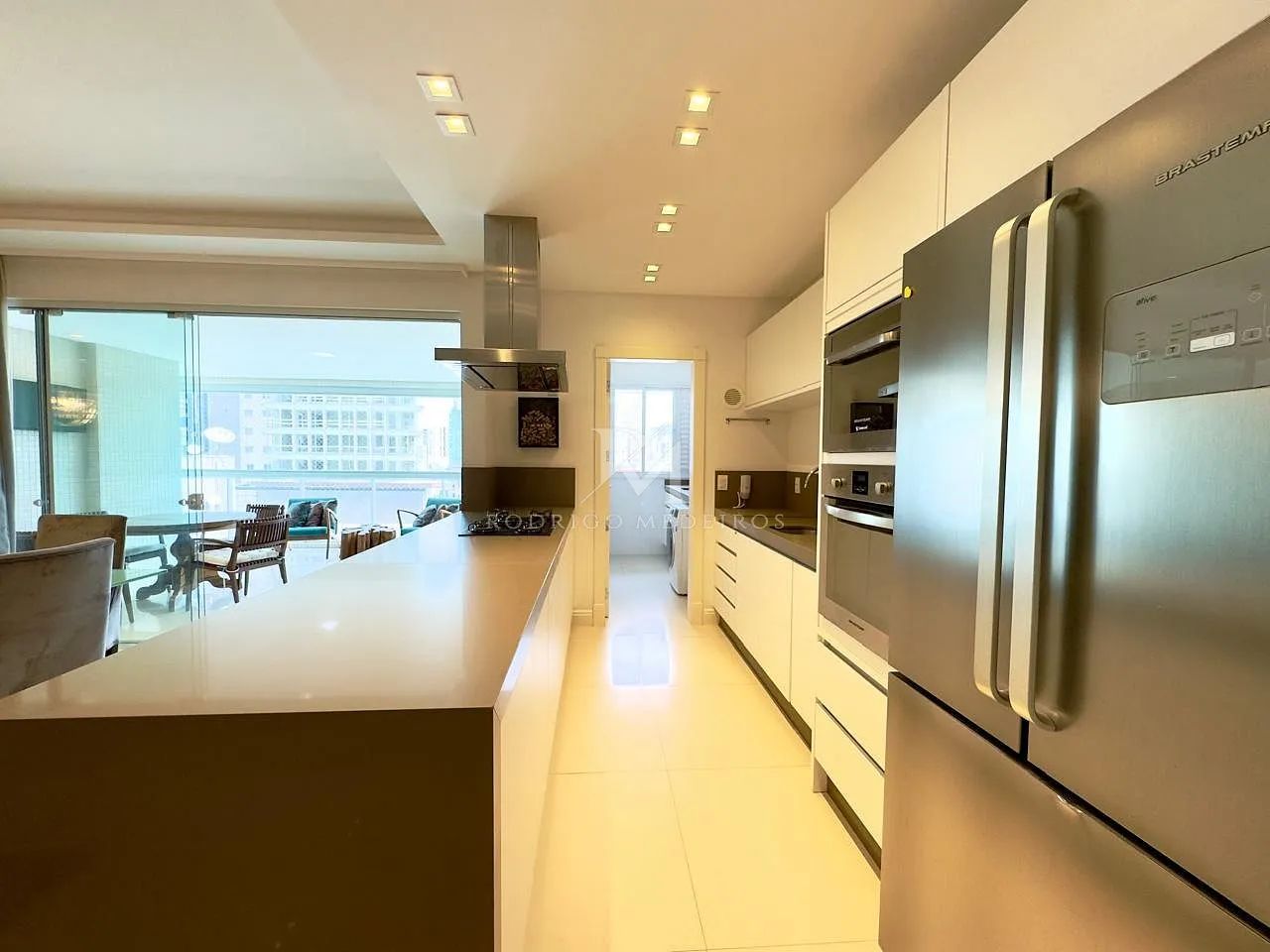Apartamento quadra-mar com 4 suítes no Centro de Itapema - Foto 5