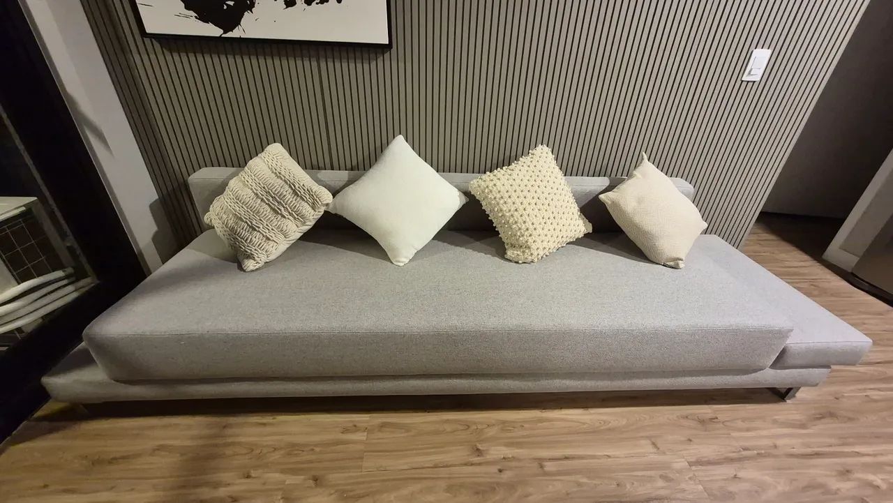 VENDO SOFÁ 2,60 m - Minimalista Cinza Claro - Foto 2