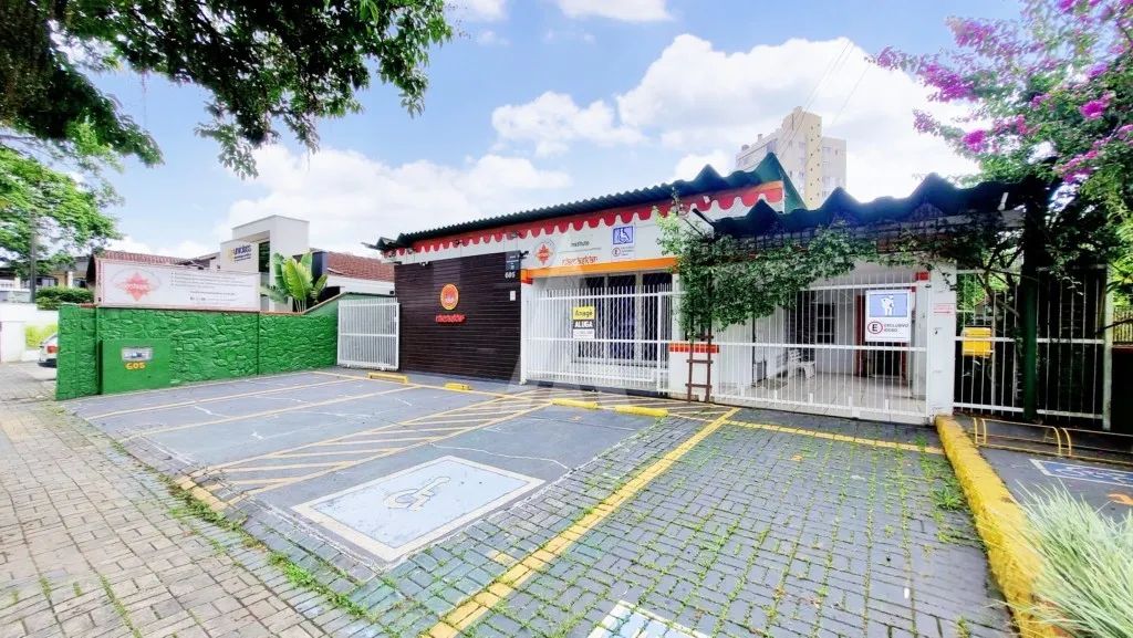 Casa comercial com cozinha, depósito e 18 salas e 6 lavabos, 5 vagas de garagem
