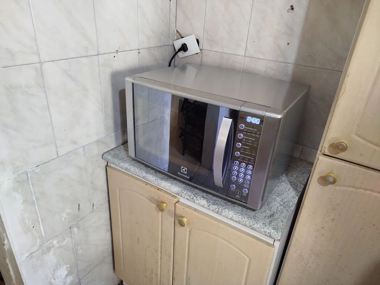 Microondas Electrolux Espelhado 31L 127v IMPECÁVEL, todo em INOX, com Grill e Painel Touch