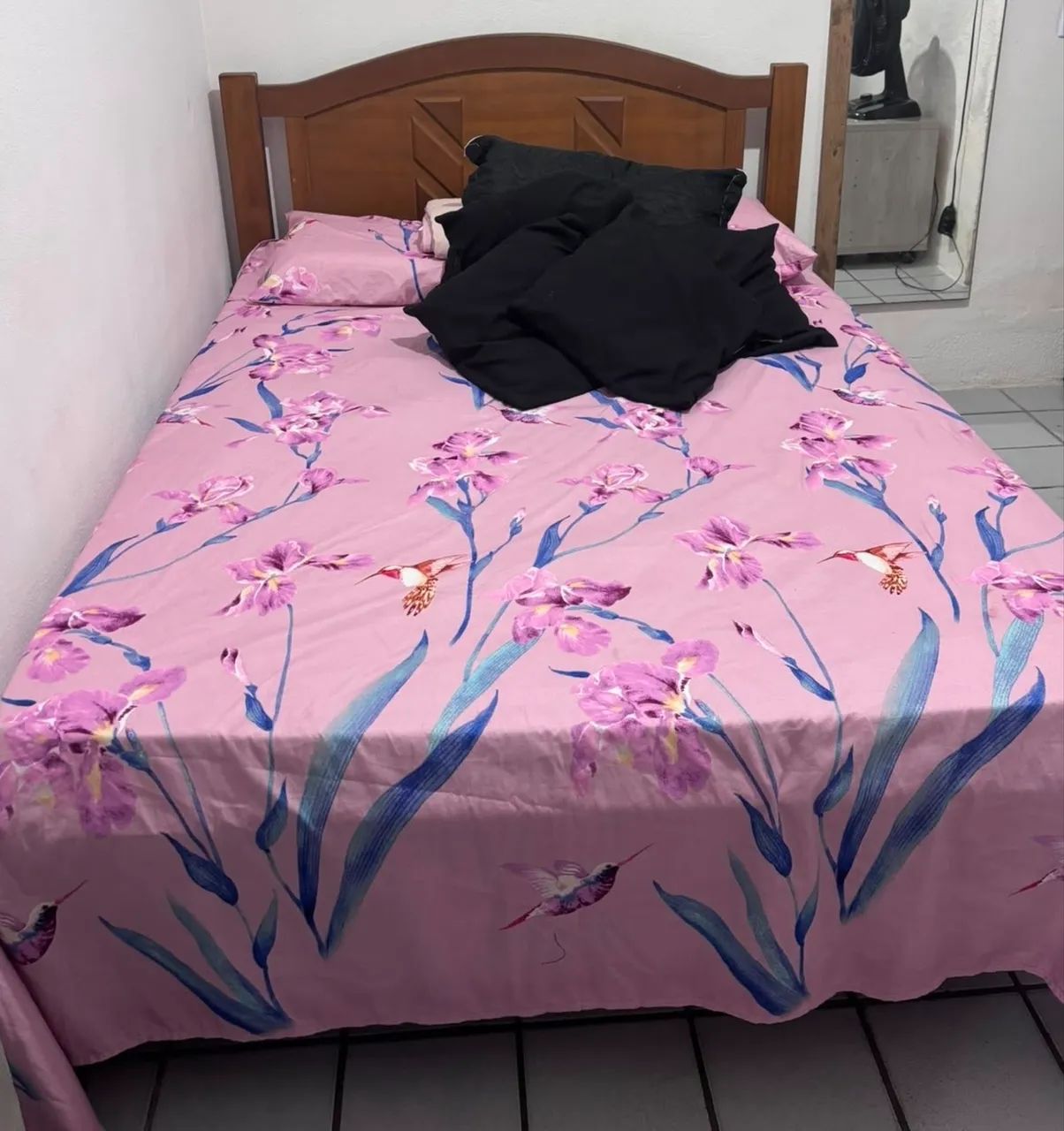 Cama de madeira usada