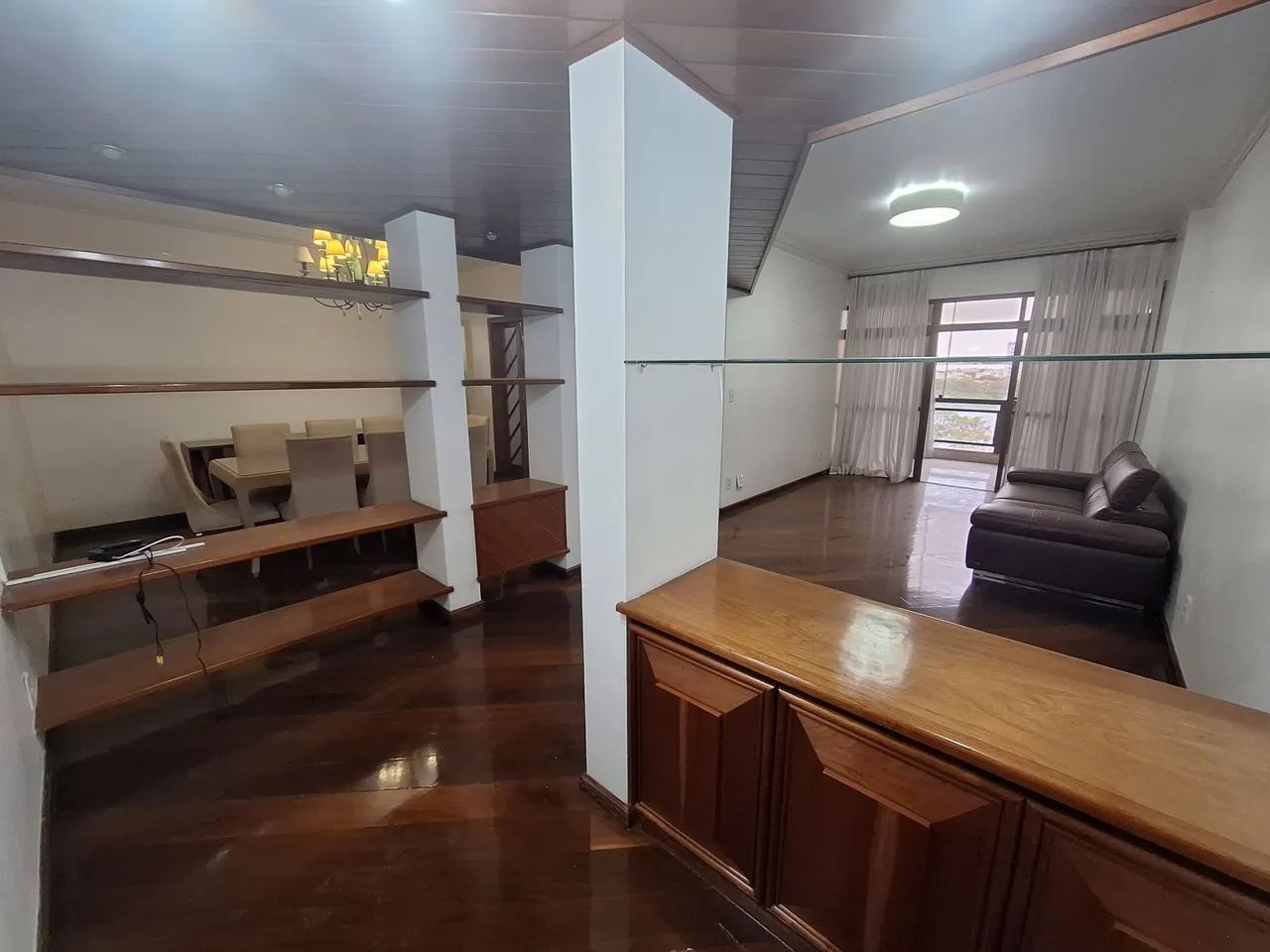 Alugo Ed. Debret aptº moboliado com 4 quartos sendo 2 suítes  - Foto 2