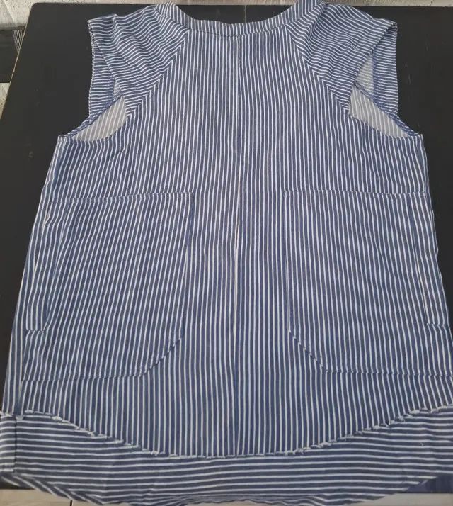 Blusa Listrada com Costas Abertas - Foto 2