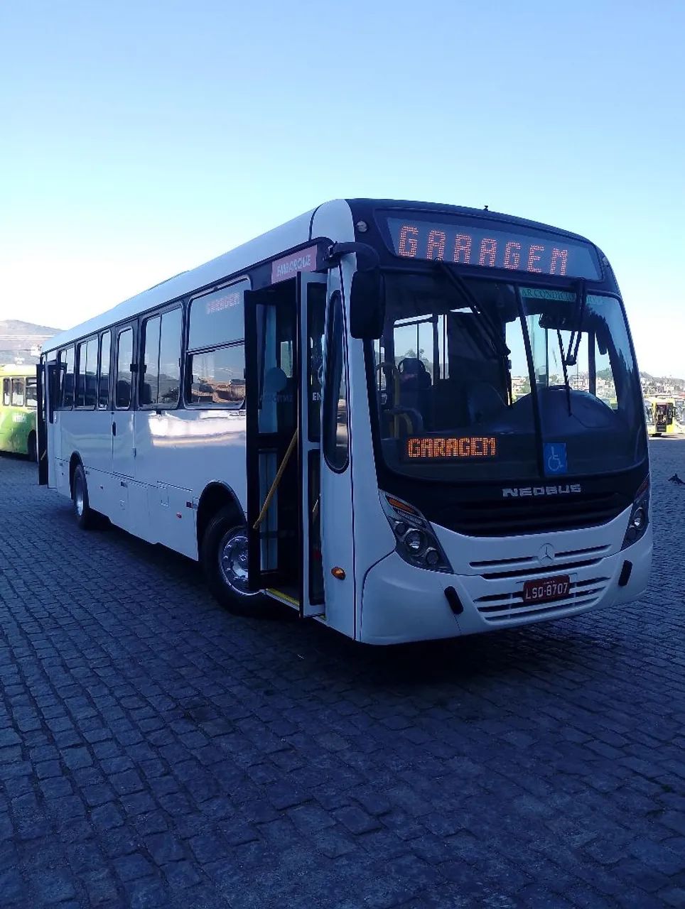 Neobus ano 2015/16 Mercedes 1721, com 42 lugares ar condicionado 