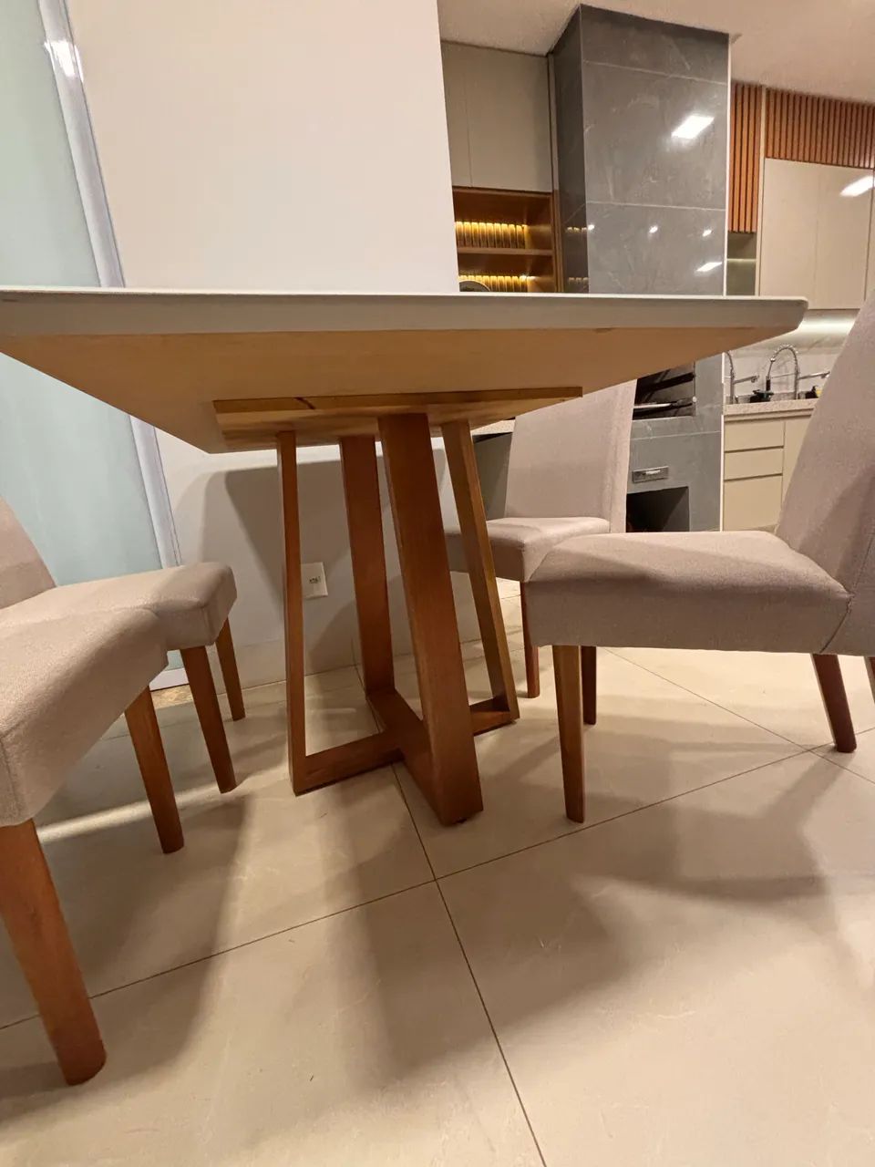 Mesa 1,20 m x 90 cm + 4 cadeiras lindas!!! - Foto 3