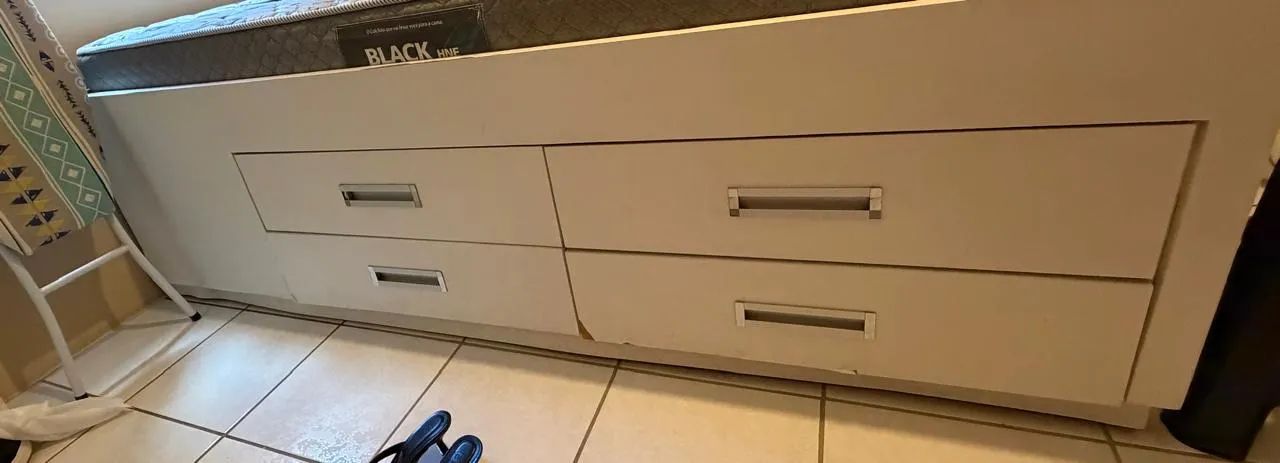 Base de cama com 4 gavetas para doação 
