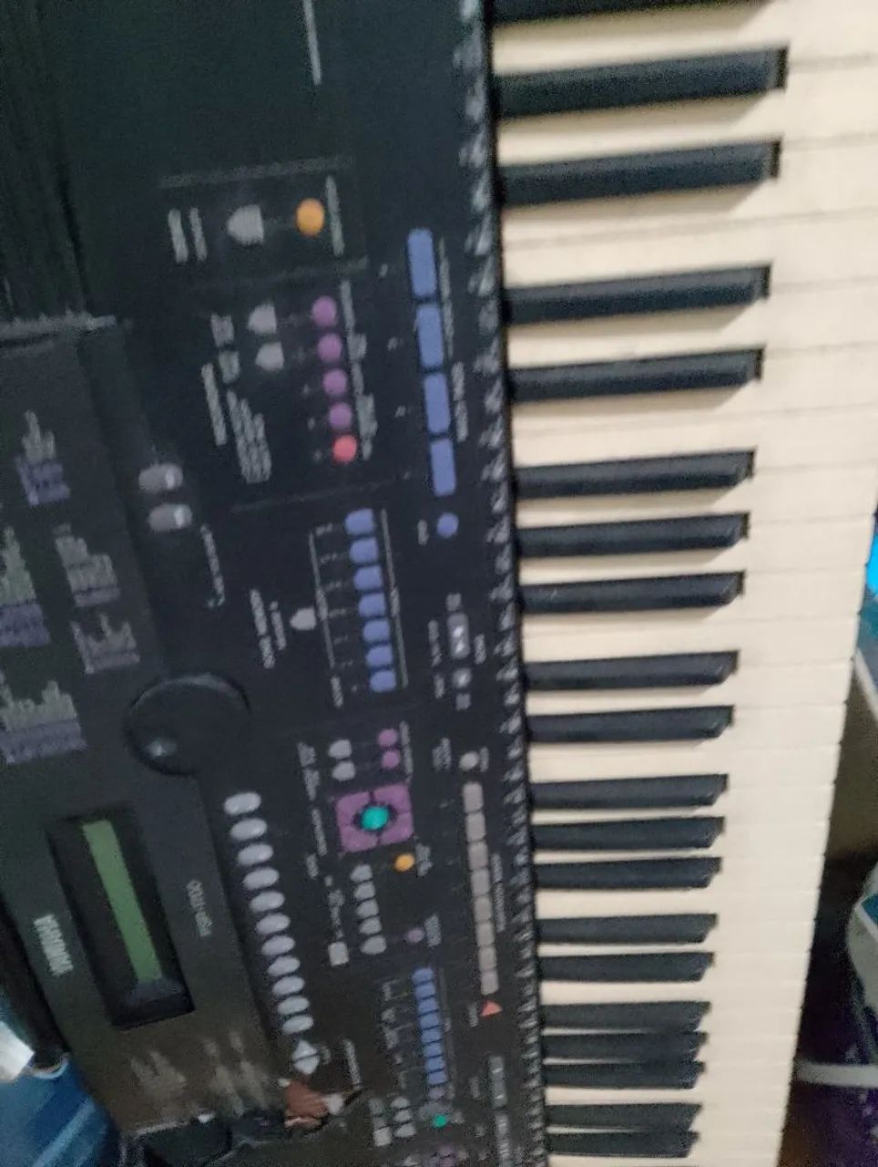 Teclado Yamaha PSR 1700 com defeito 