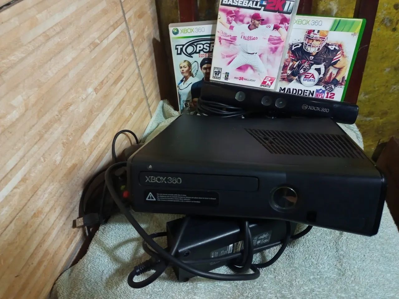 Xbox 360 slim com defeito.pra consertar ou retirar peças completo. - Foto 2