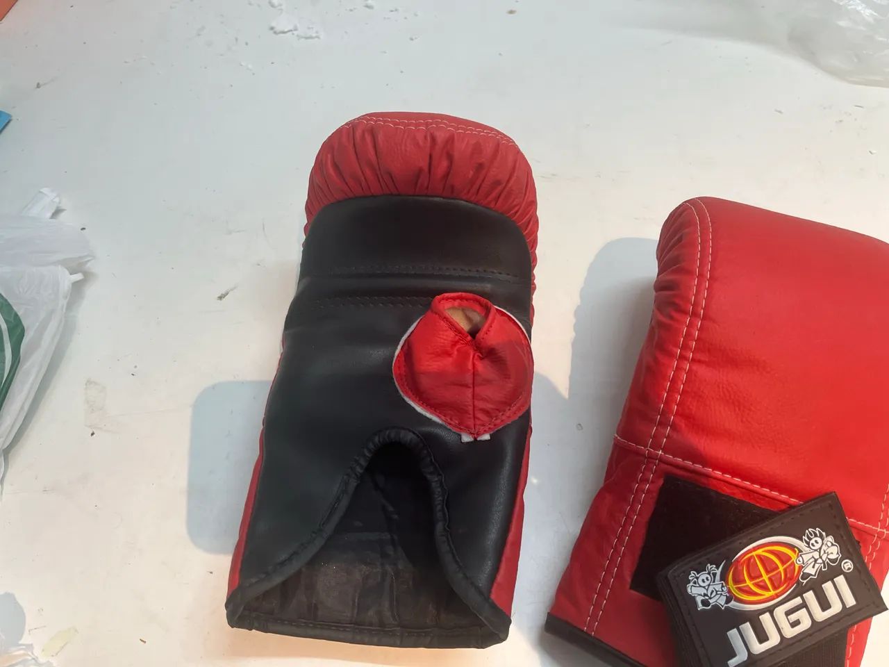 luvas de boxe da marca Jugui são feitas de material sintético