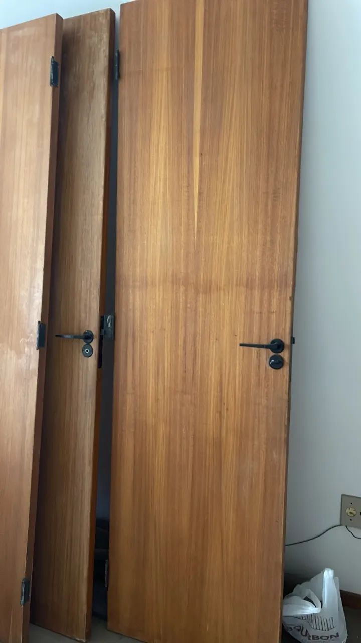 Venda de 4 portas de madeira 