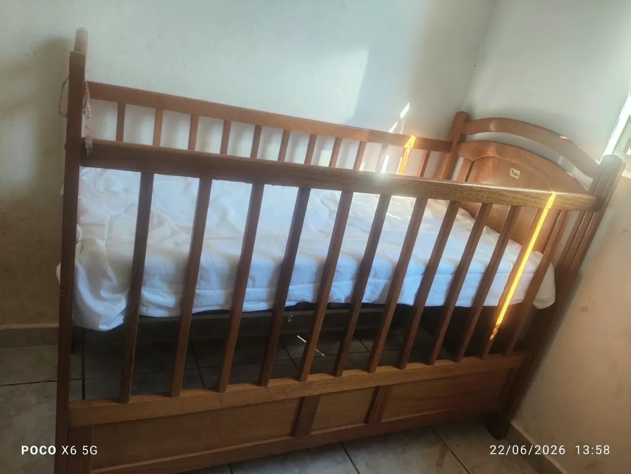 Vendo berço de madeira 280$ - Foto 4