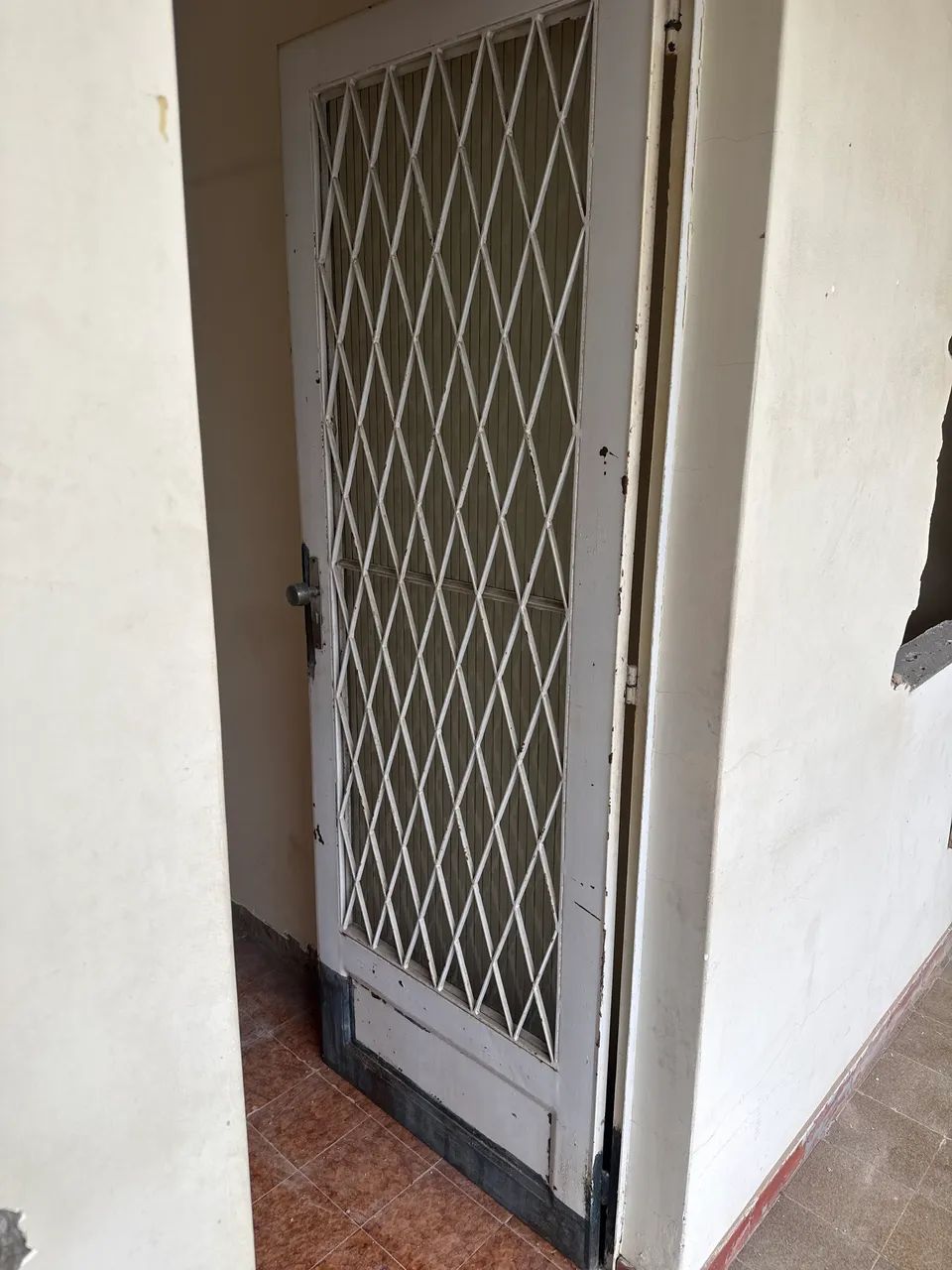 Janela e porta de ferro conservada  - Foto 2