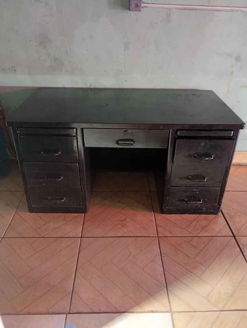 Escrivania de metal com 7 gavetas super conservada 