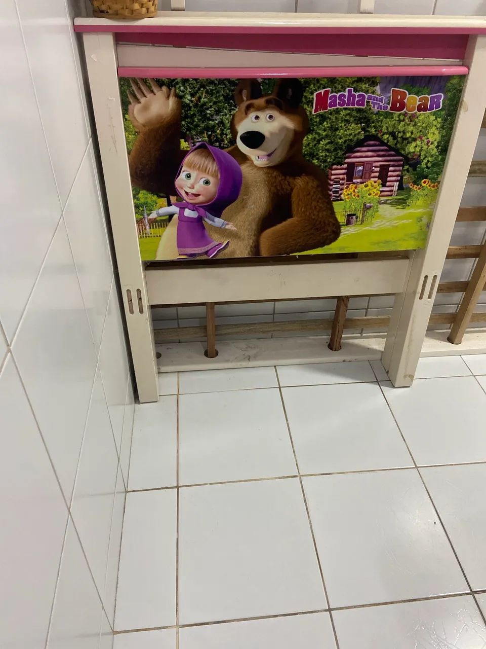 Cama de menina sem colchão