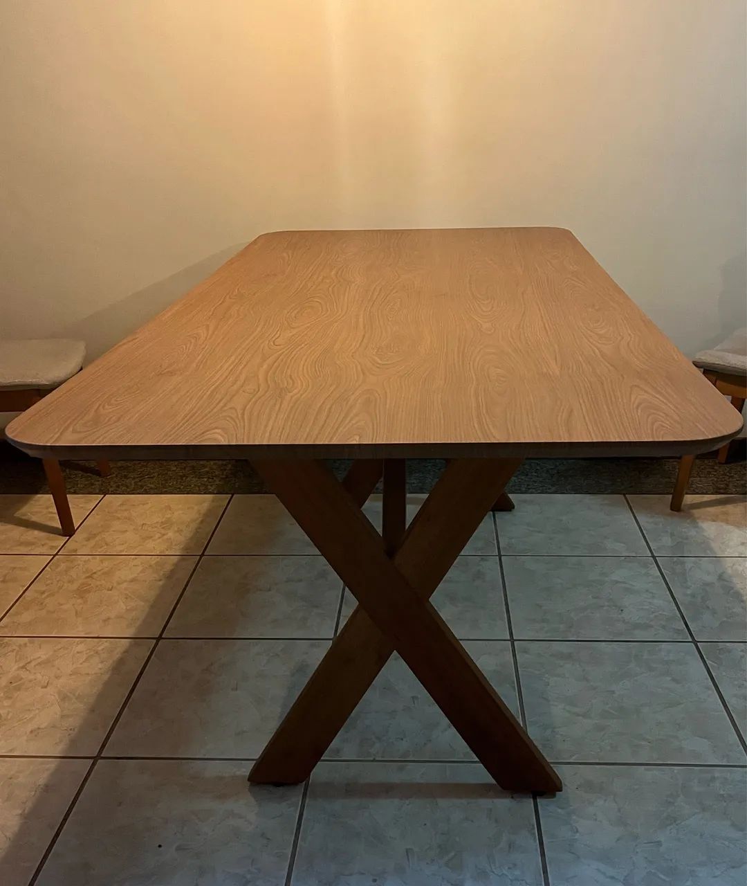Mesa com pés de madeira maciça tampo MDF