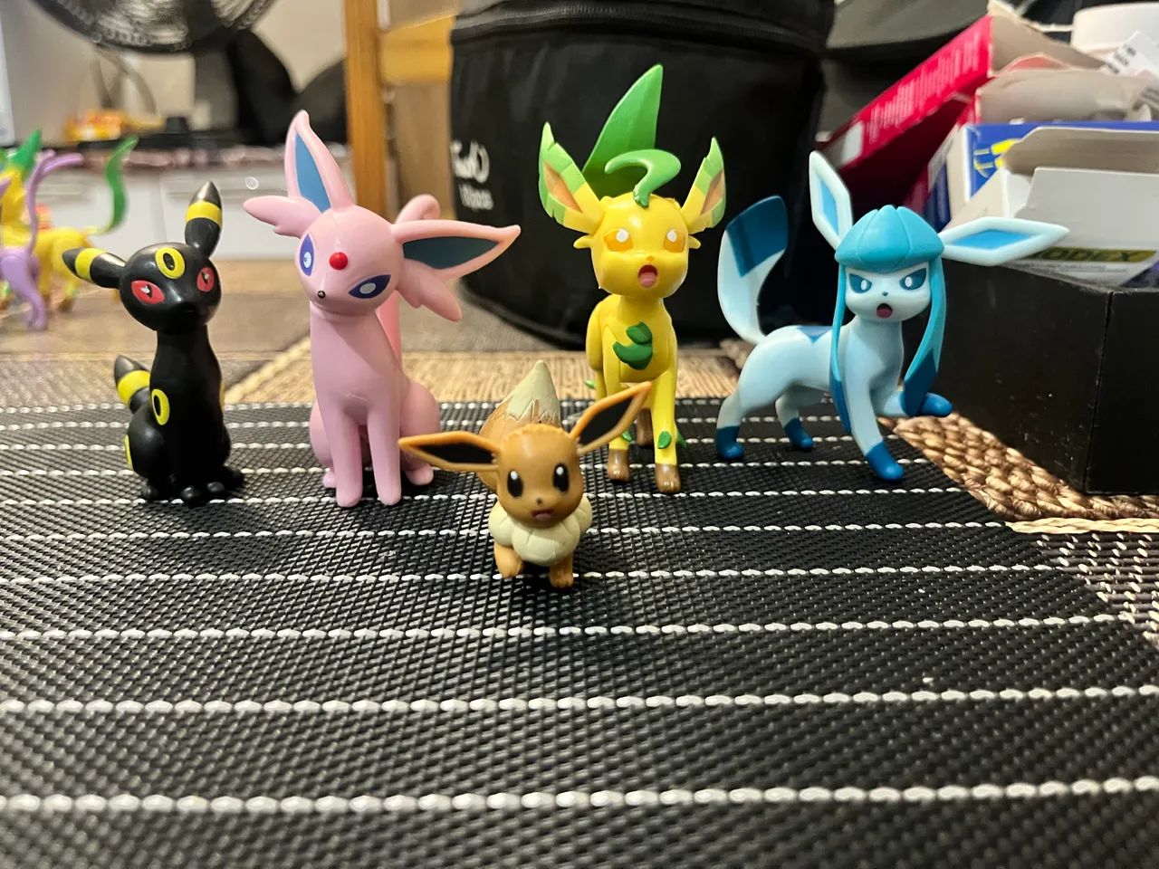 Boneco Pokémon - Eeveelutions - Leafeon, Glaceon, Espeon, Umbreon e Eevee
