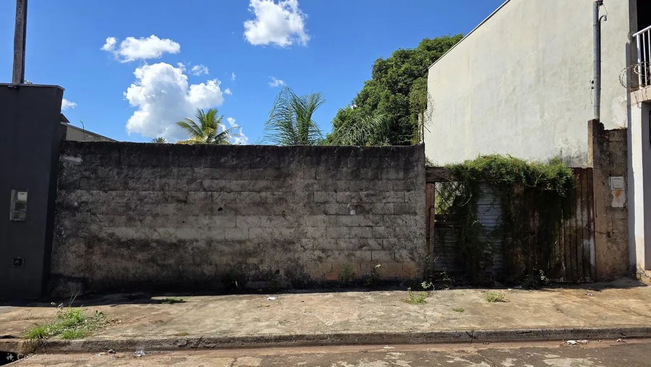 TERRENO NO CENTRO DE SERRANA