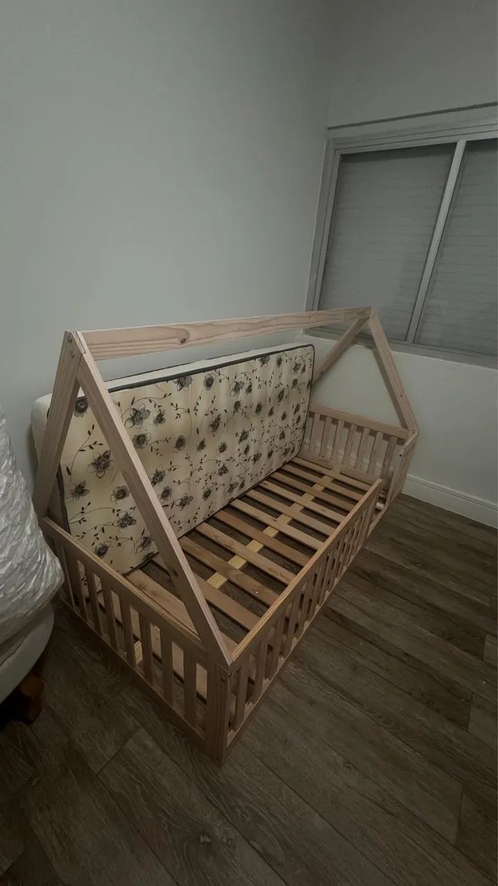 Cama Montessoriana Solteiro com Grade e Telhado