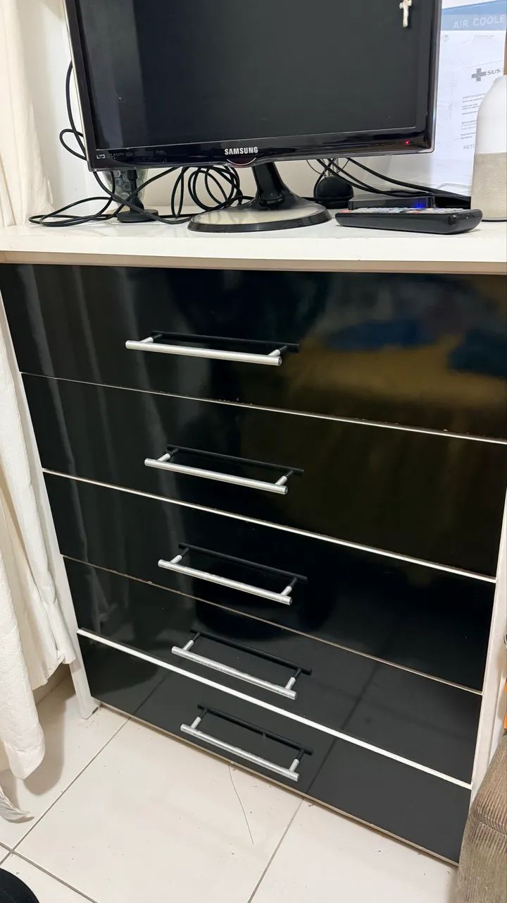 Cômoda com gavetas 