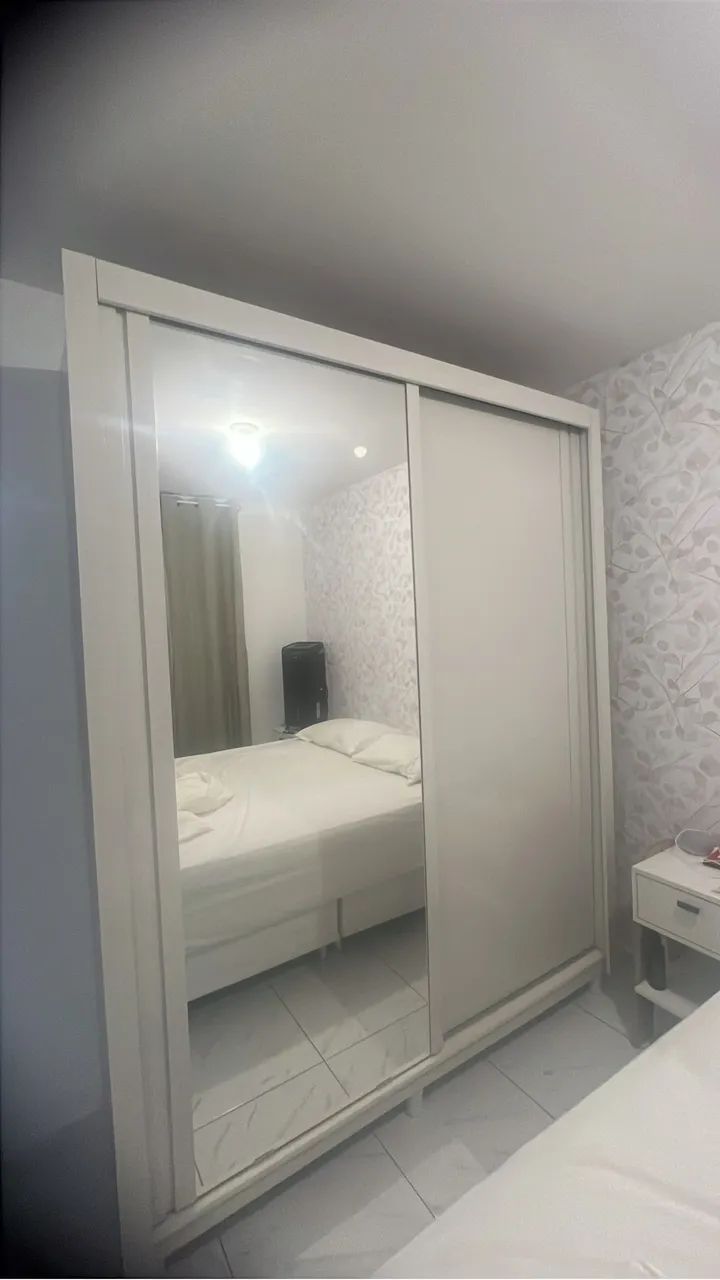 Guarda-roupas com espelho