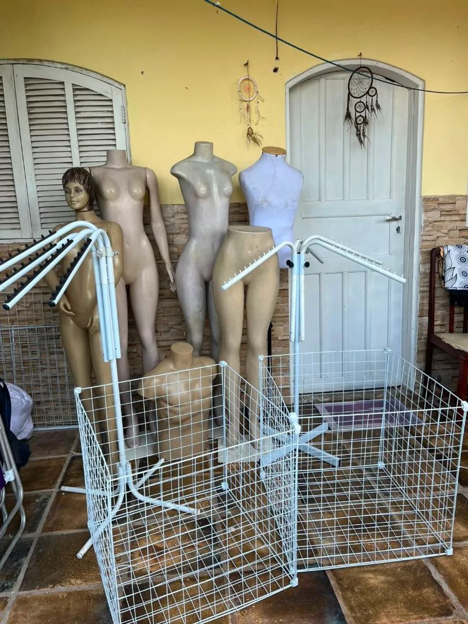 Manequins usados expositor de roupas, baldes e bolas - Foto 4