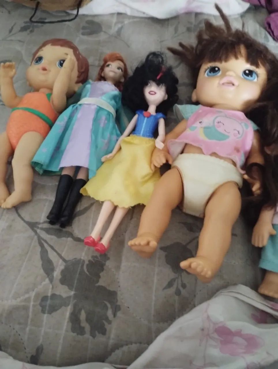Lote com 5 bonecas variadas  - Foto 3