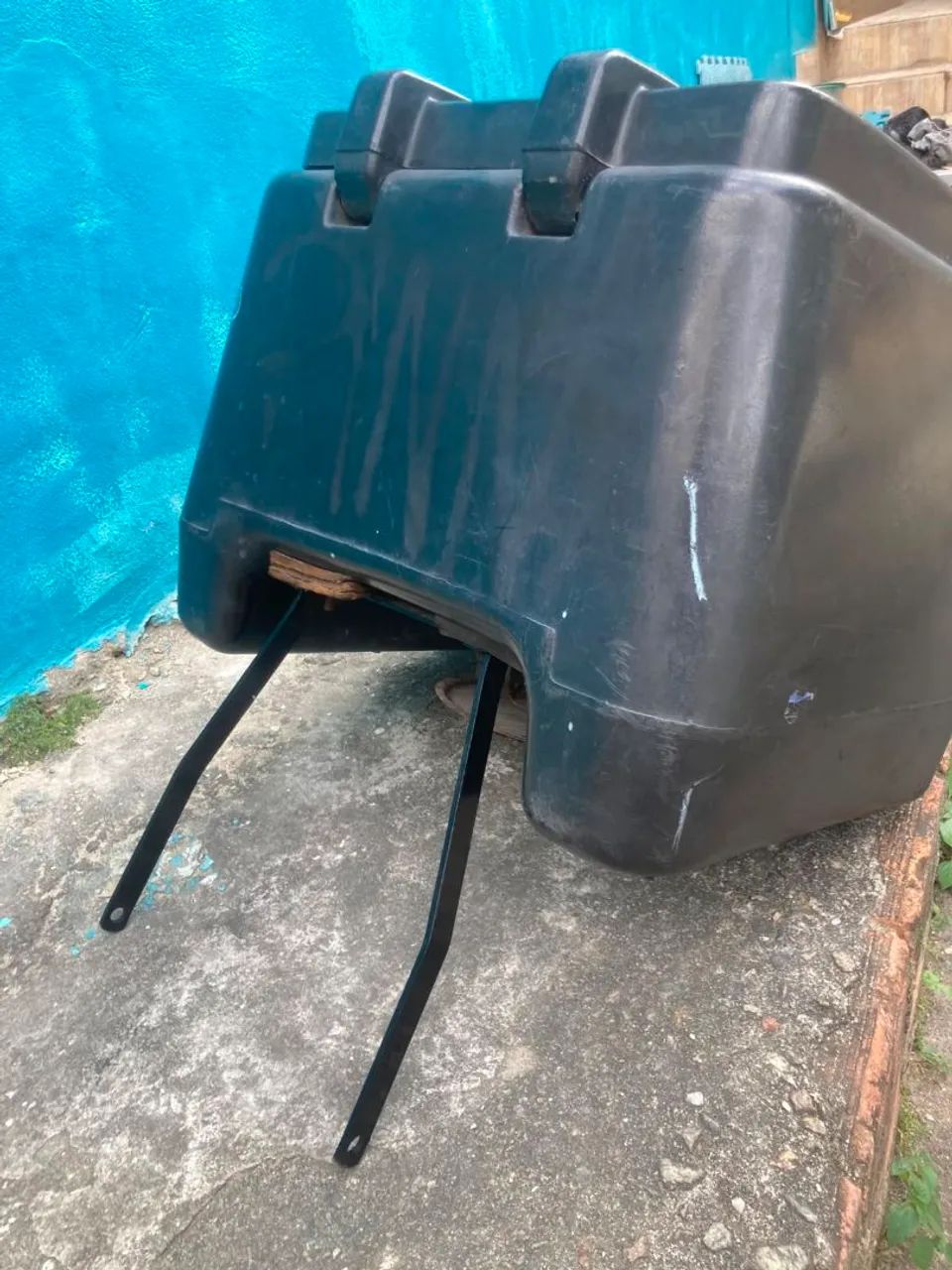 Baú 90L com ferragem universal <br><br>sem remendo, modelo antigo (plástico resistente) - Foto 4