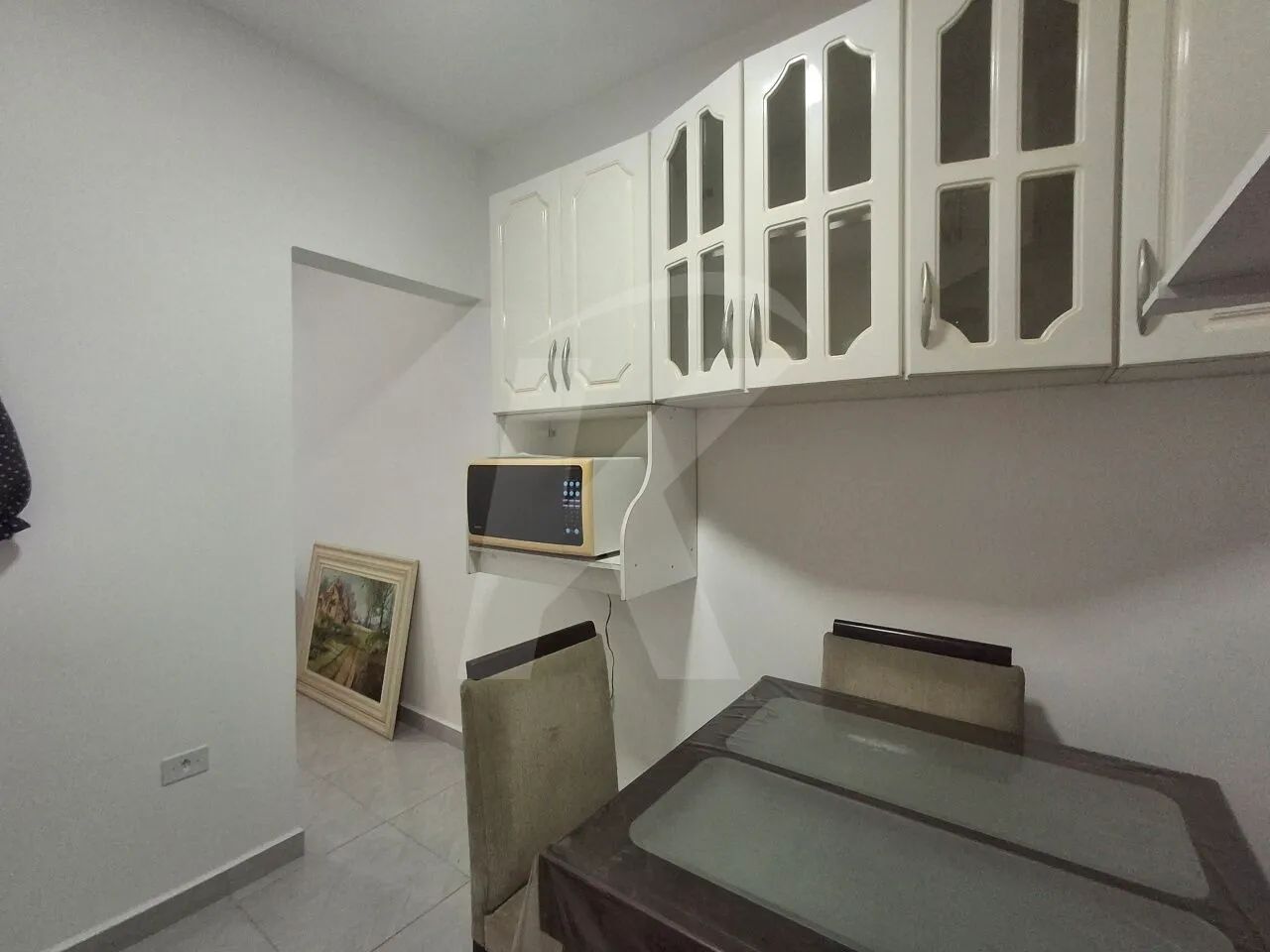 Casa com 1 dormitório, sala, cozinha, banheiro, área de serviço.