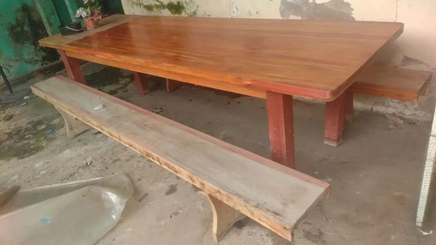 Mesa de macacaúba e freezer