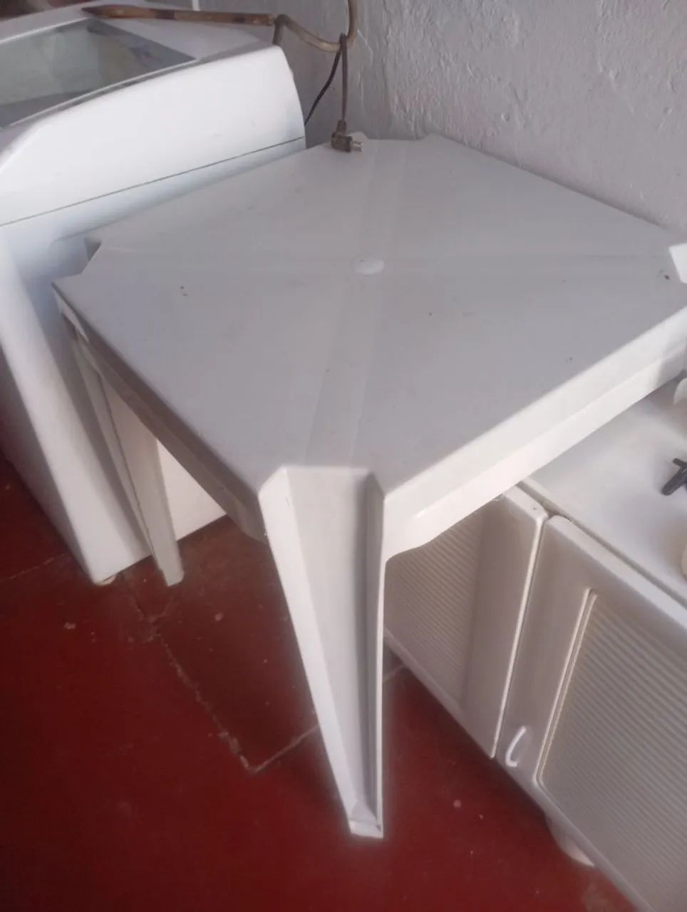 Mesa de plástico branca uma e 70 duas e 120