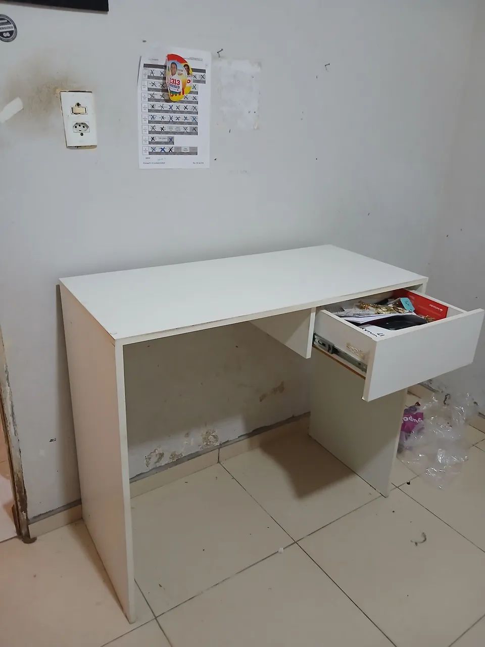 VENDO MESA DE ESTUDOS COM GAVETEIRO - Foto 2