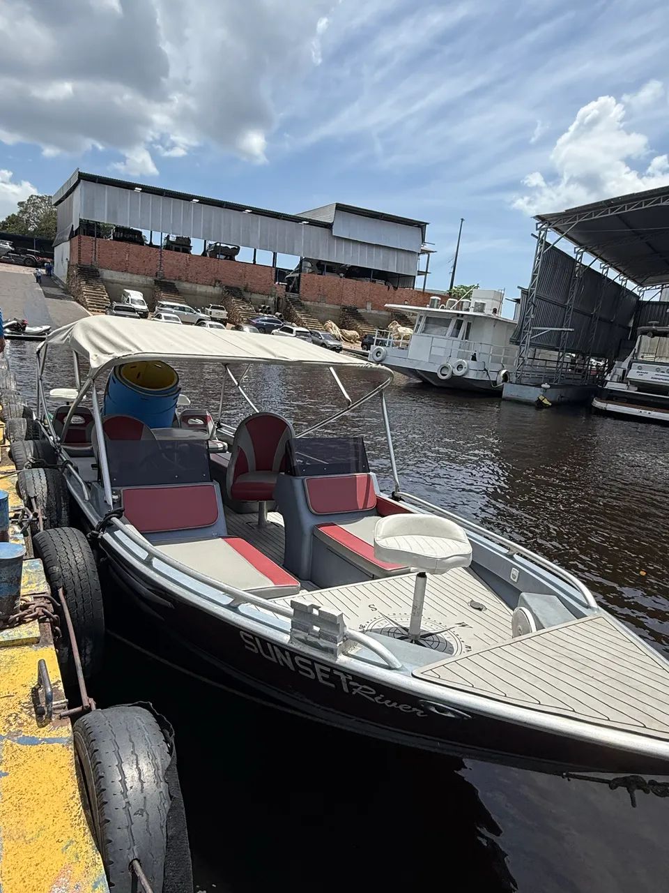 Bote/lancha de pesca ou passeio em excelente estado 