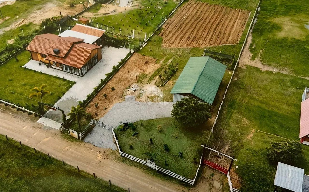 SÍTIO COM 2.686 M² E UMA CASA DE 2 QUARTOS EM CANELINHA SC, BAIRRO GALERA À VENDA.
