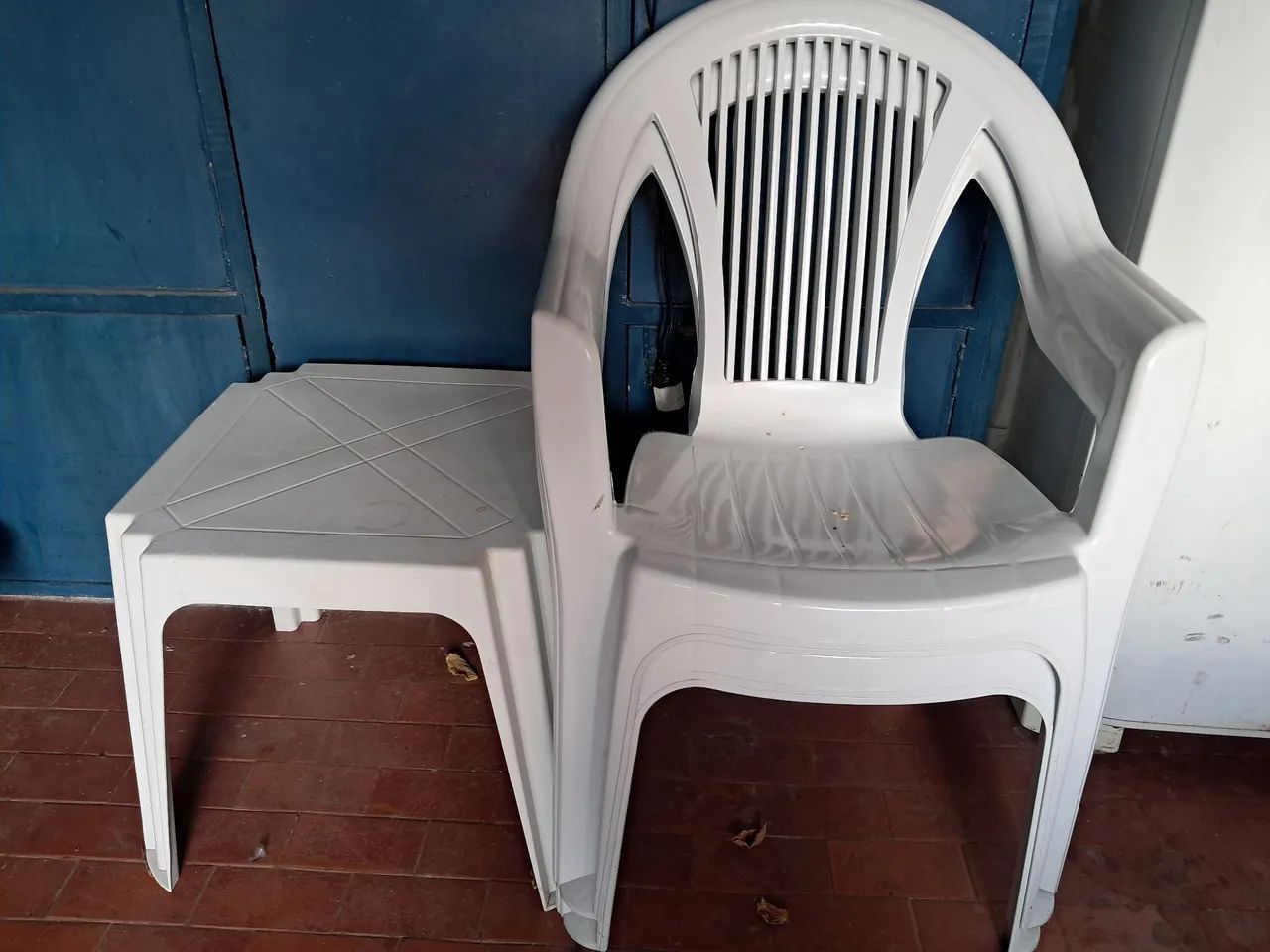 2 cadeiras com braços + mesinha