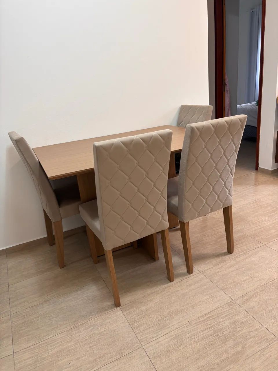 Mesa e 4 cadeiras - perfeito estado, 6 meses de uso 