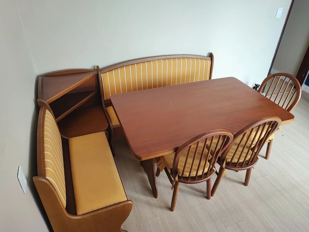  mesa canto alemão e cadeiras em madeira - Foto 4
