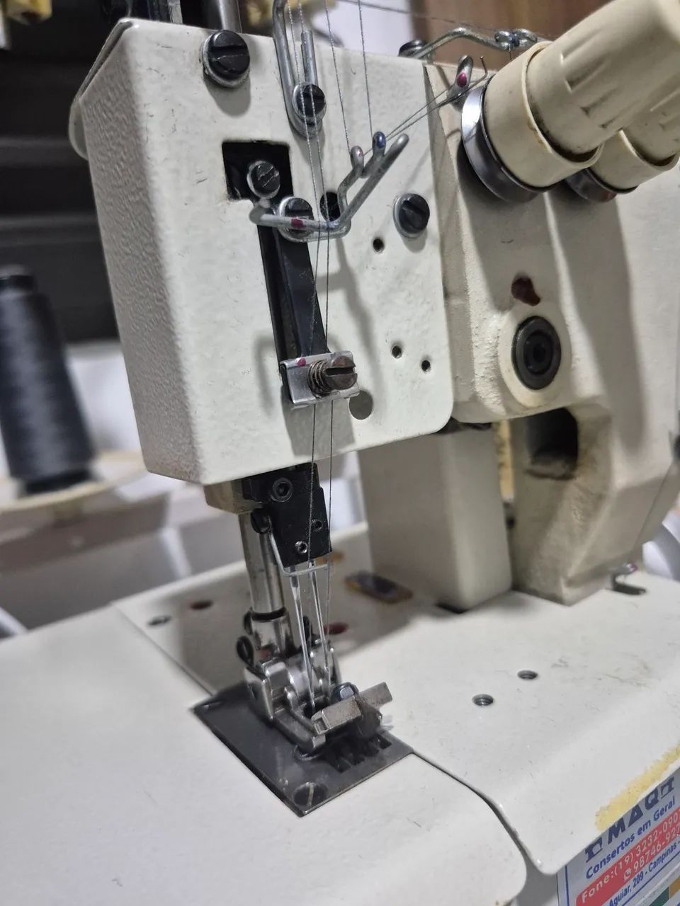 MÁQUINA GALONEIRA SEMI INDUSTRIAL 2 AGULHAS BRACOB 2600 COM MOTOR E MESA - Foto 2