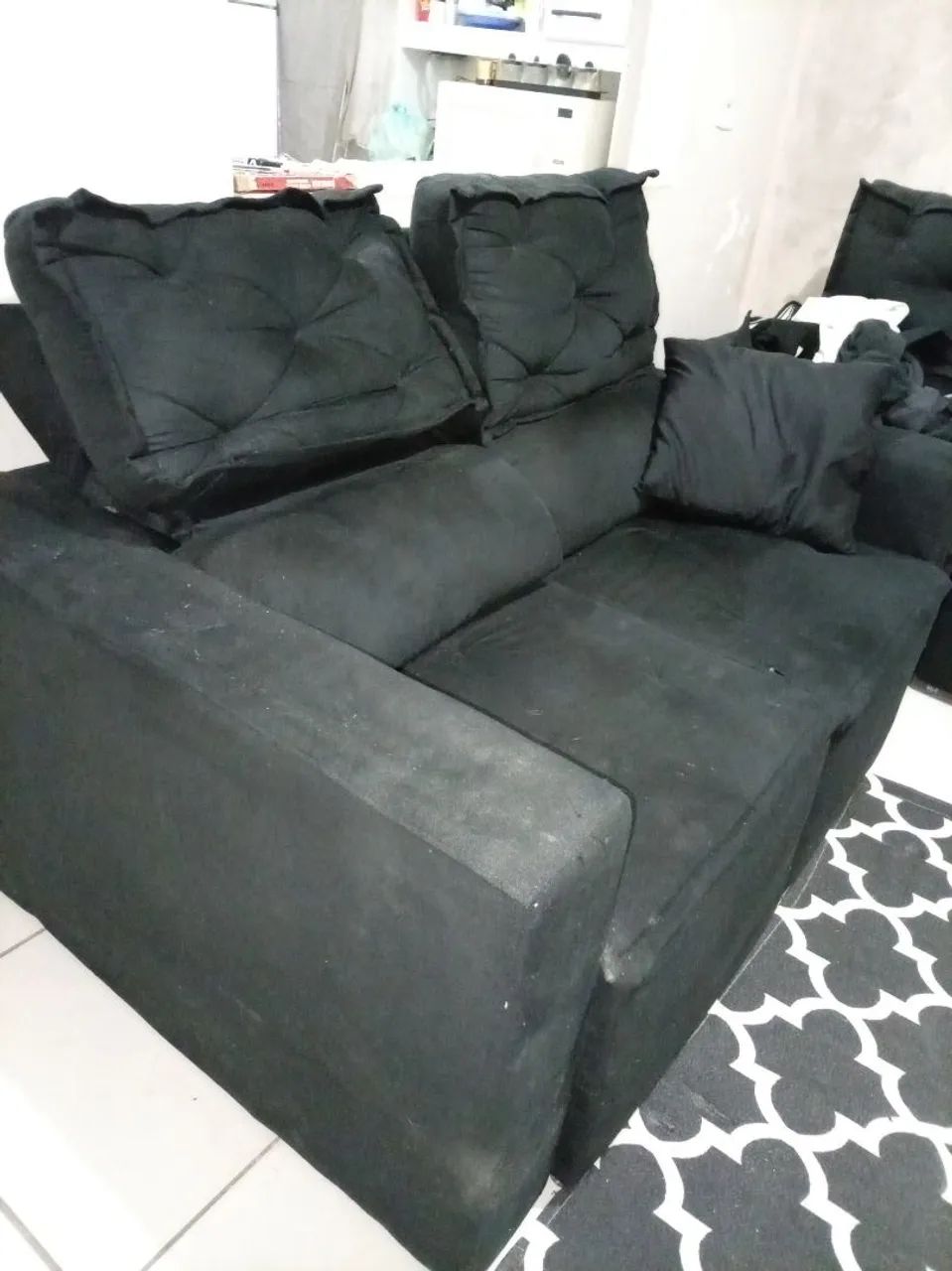 Sofá preto. 2 lugares.