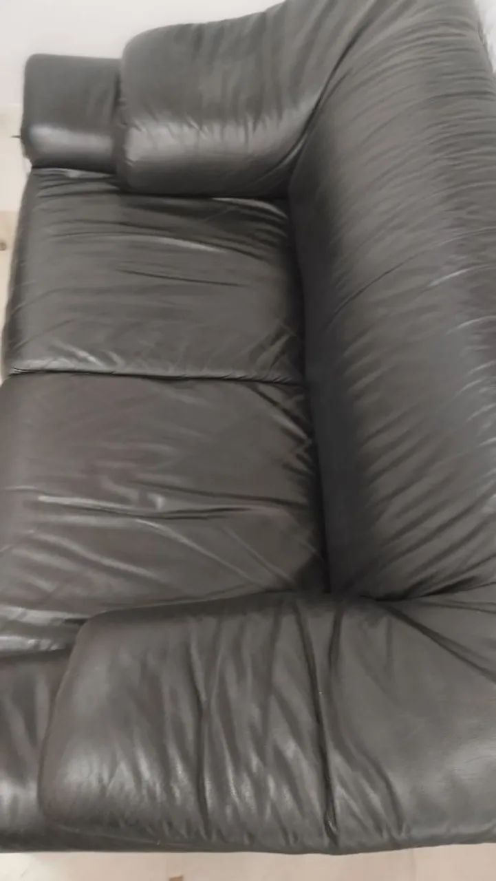 Conjunto de sofás em couro preto 2e3 lugares  - Foto 2