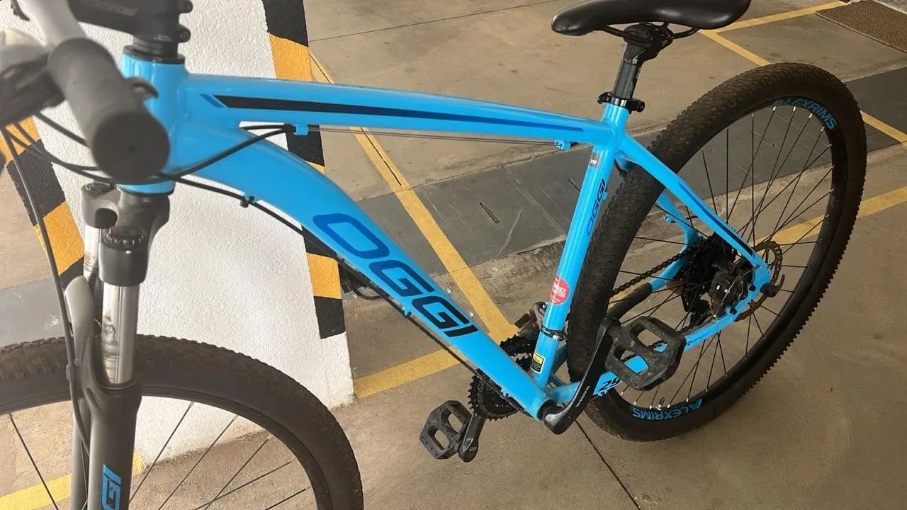 Bicicleta, capacete e suporte 